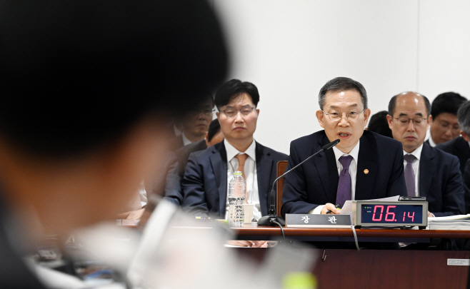 [2023 국감]의원들의 질의 답변하는 이종호 장관