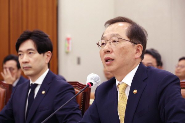답변하는 해양수산부 장관<YONHAP NO-3140>