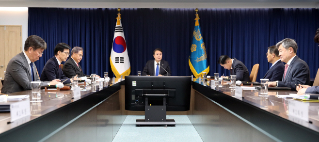 윤석열 대통령, 긴급 경제·안보 점검회의 주재