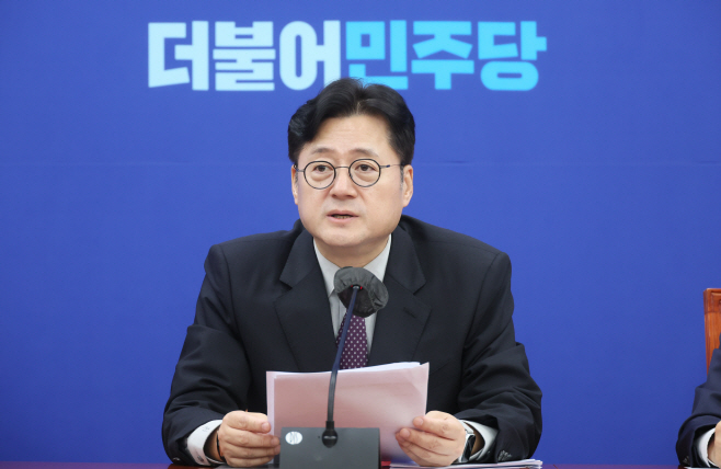 발언하는 홍익표 원내대표