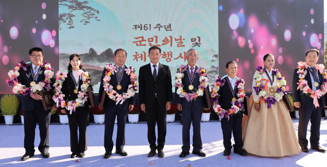 상자들과 가운데 전춘성 진안군수)