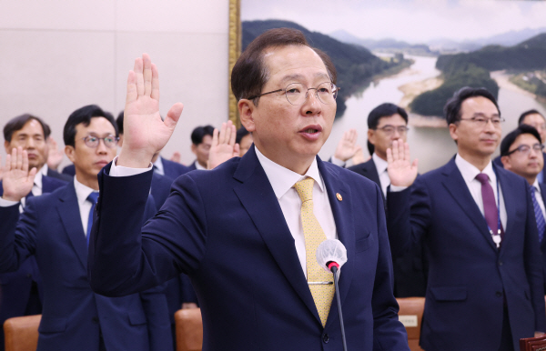 선서하는 해양수산부 장관<YONHAP NO-2440>