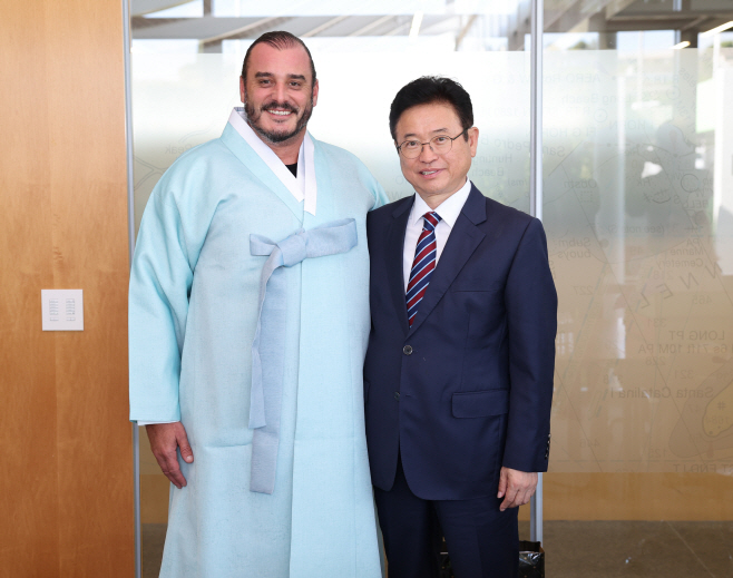 8.뉴포트비치_노아_블롬_시장_기념촬영