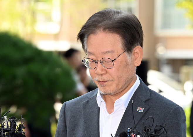 수원지검 들어서는 이재명 대표<YONHAP NO-2987>