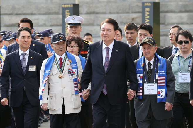 6·25 참전용사와 함께 손잡고 입장하는 윤석열 대통령