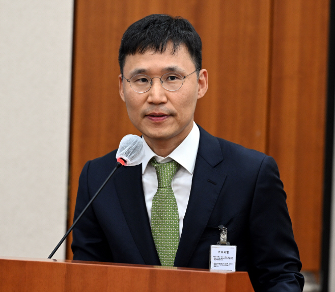 [포토] [2023 국감] 국정감사 증인 출석한 김주관 네이버 비즈니스CIC 대표