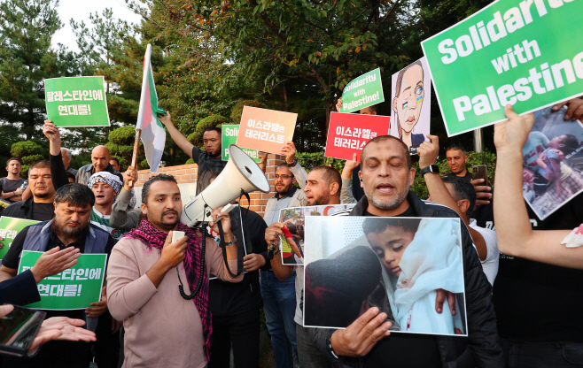 구호 외치는 팔레스타인 지지집회 참석자<YONHAP NO-3863>