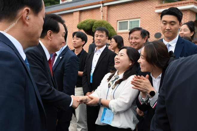 공생복지재단 관계자 격려하는 윤석열 대통령