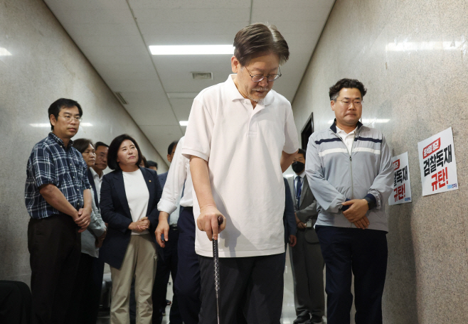 '단식 중단' 요청 뒤로한 채<YONHAP NO-3045>
