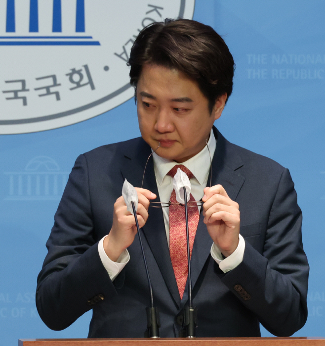 눈물 흘리는 이준석 전 대표<YONHAP NO-2660>
