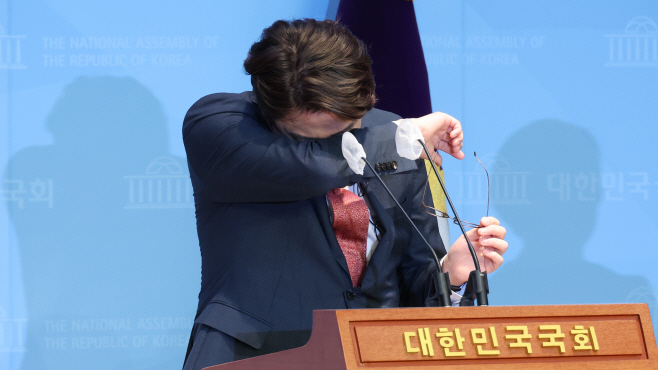 눈물 닦는 이준석 전 대표<YONHAP NO-2649>