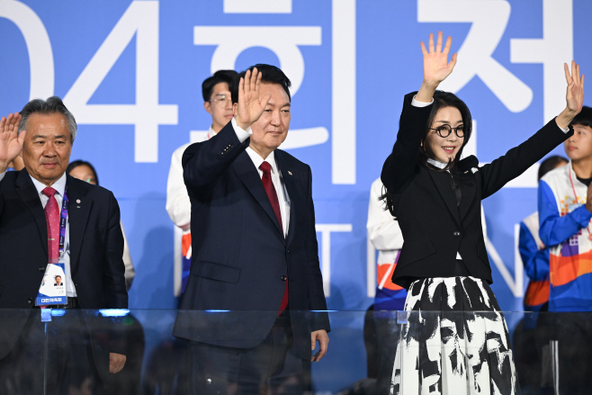 전국체전 선수단에게 인사하는 윤석열 대통령 내외