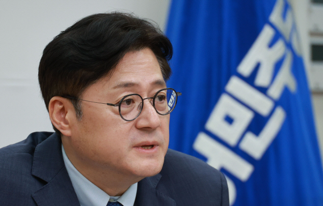 발언하는 홍익표 원내대표