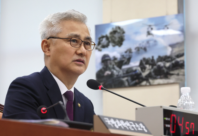 엄동환 방위사업청장, 국감 답변<YONHAP NO-2620>