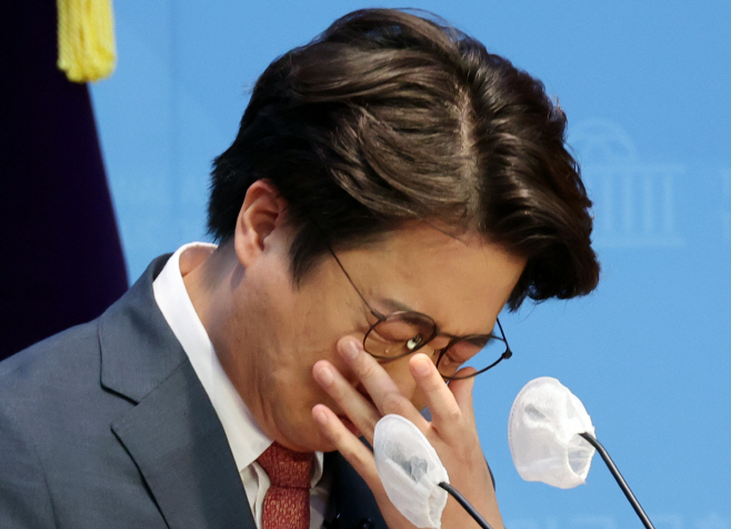 눈물 흘리는 이준석 전 대표<YONHAP NO-3151>