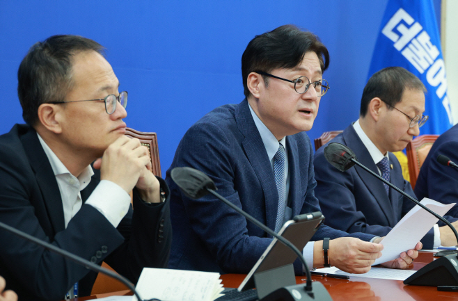 발언하는 홍익표 원내대표