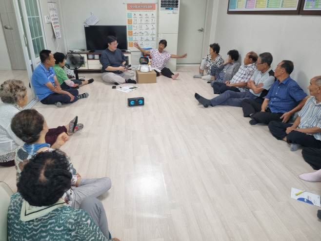 의령군, 경로당 18개소 AI 돌봄 로봇 설치)