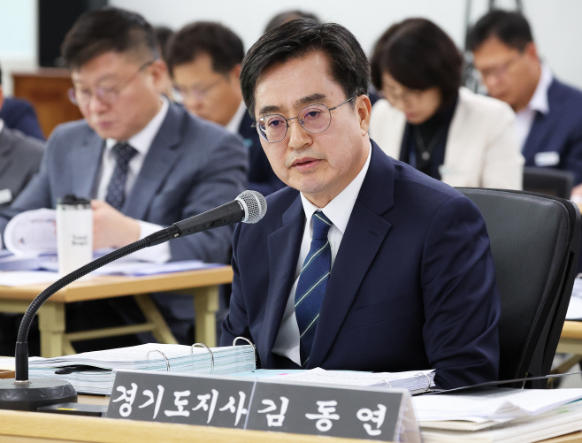 답변하는 김동연 경기도지사