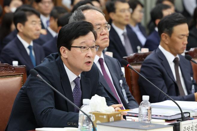 답변하는 송경호 서울중앙지검장