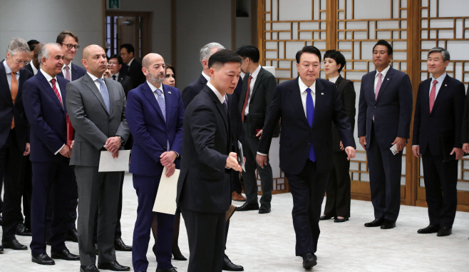 신임장 제정식 입장하는 윤석열 대통령