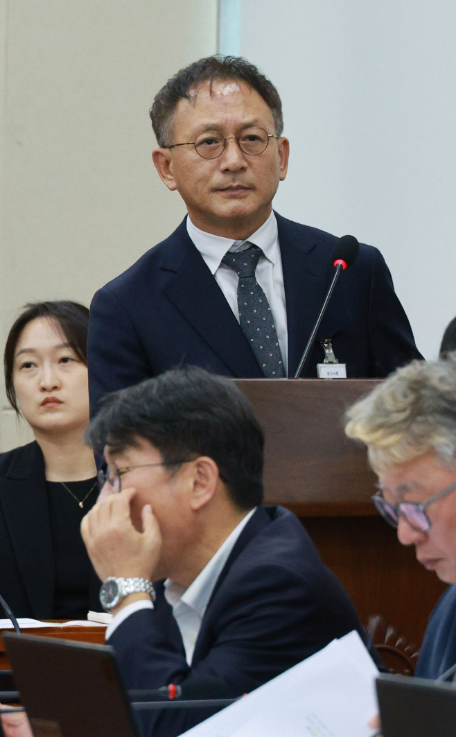 의원 질의 듣는 강희철 대표이사