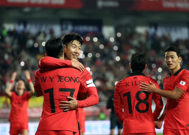 정우영과 포옹하는 손흥민<YONHAP NO-5420>