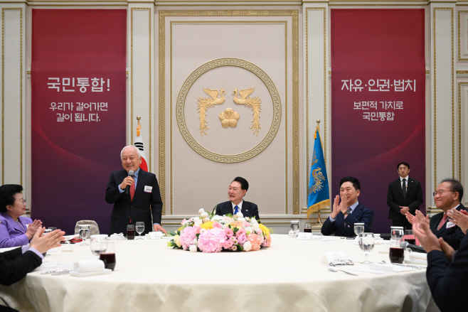 김한길 국민통합위원장 건배제의 듣는 윤석열 대통령