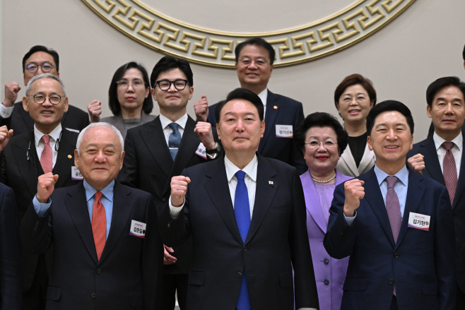 윤석열 대통령, 국민통합위원회 만찬 참석
