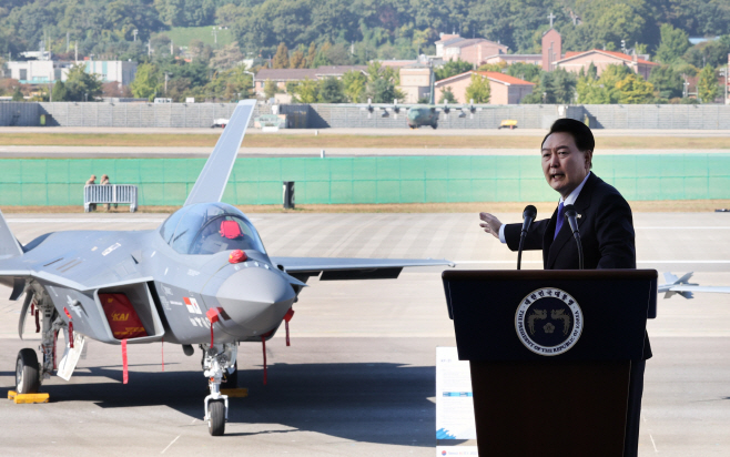 KF-21 소개하는 윤석열 대통령