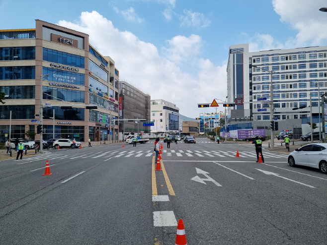 여수시민들 전국체전 도우미 자처하고 나서 ‘눈길’ 도로통제