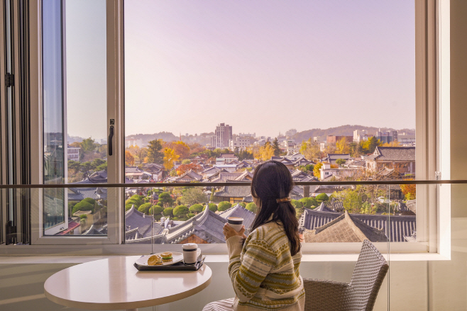사진2_라한호텔 전주 카페 ‘하녹당’ 가을 전경