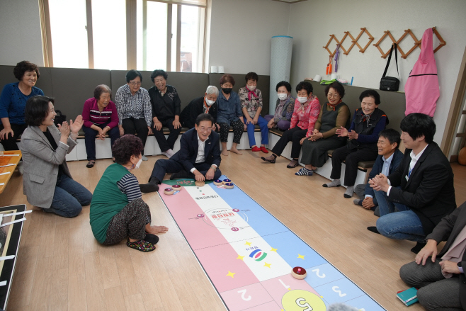 영천시가 16일 금노4통 경로당에서 터링(어울림 운동기구) 지원