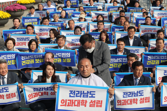 의과대학 설립 촉구하며 삭발하는 김원이 의원