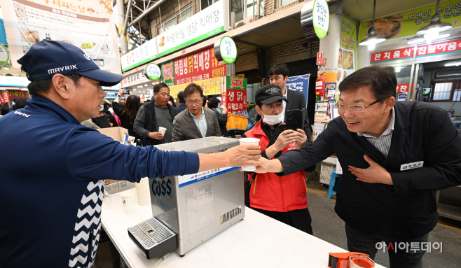 [포토] 자양전통시장 맥주축제 찾은 김경호 광진구청장