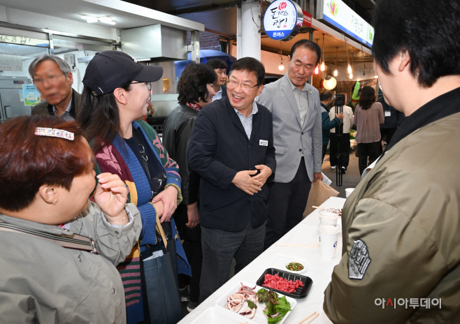 [포토] 맥주축제 찾아 구민들과 소통하는 김경호 광진구청장