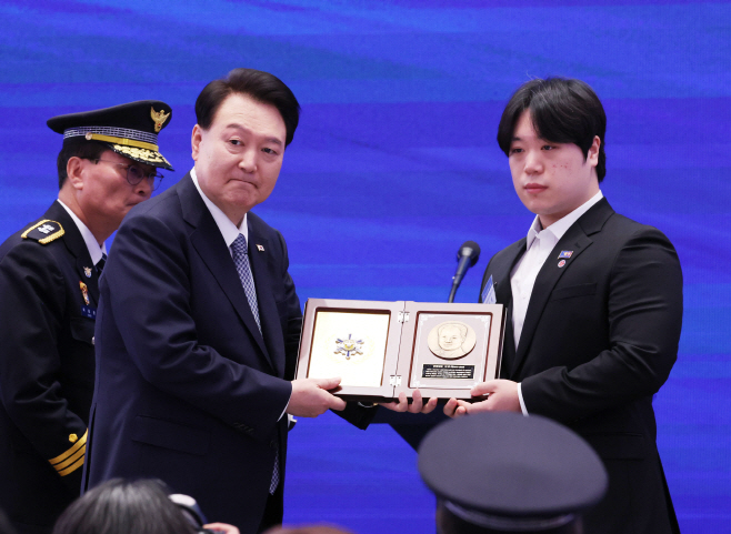 윤석열 대통령, 순직 경찰 유가족에 '경찰 영웅패' 수여