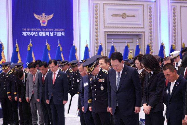 묵념하는 윤석열 대통령 부부