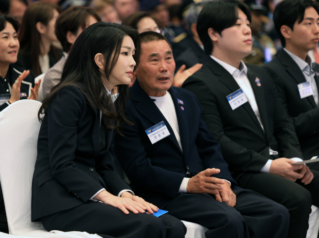 순직 경찰 유족과 대화하는 김건희 여사