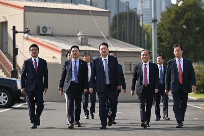 윤석열 대통령, 국민의힘 지도부와 오찬 회동 뒤 산책