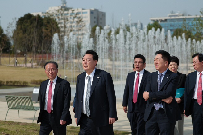국민의힘 지도부와 오찬 회동 뒤 산책하는 윤석열 대통령