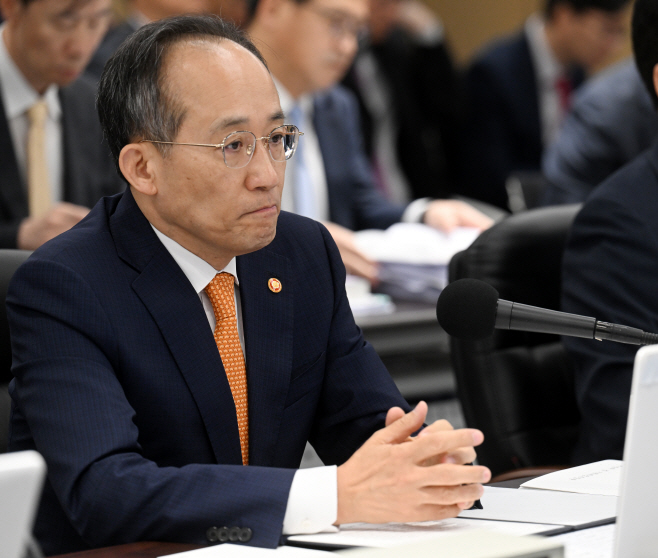 [2023 국감]추경호 부총리, 굳은 표정으로...