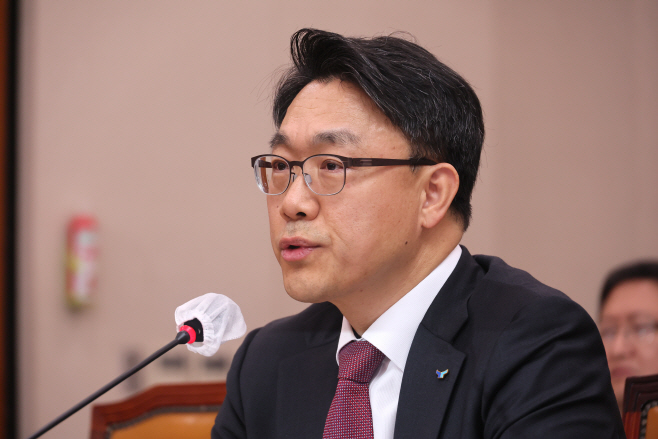 답변하는 김진욱 공수처장<YONHAP NO-3842>