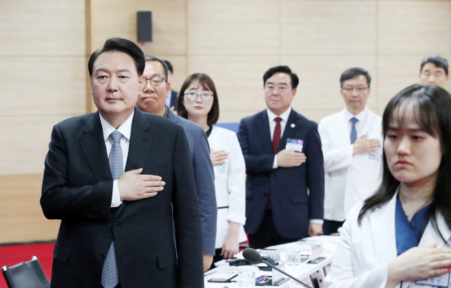 국기에 경례하는 윤석열 대통령