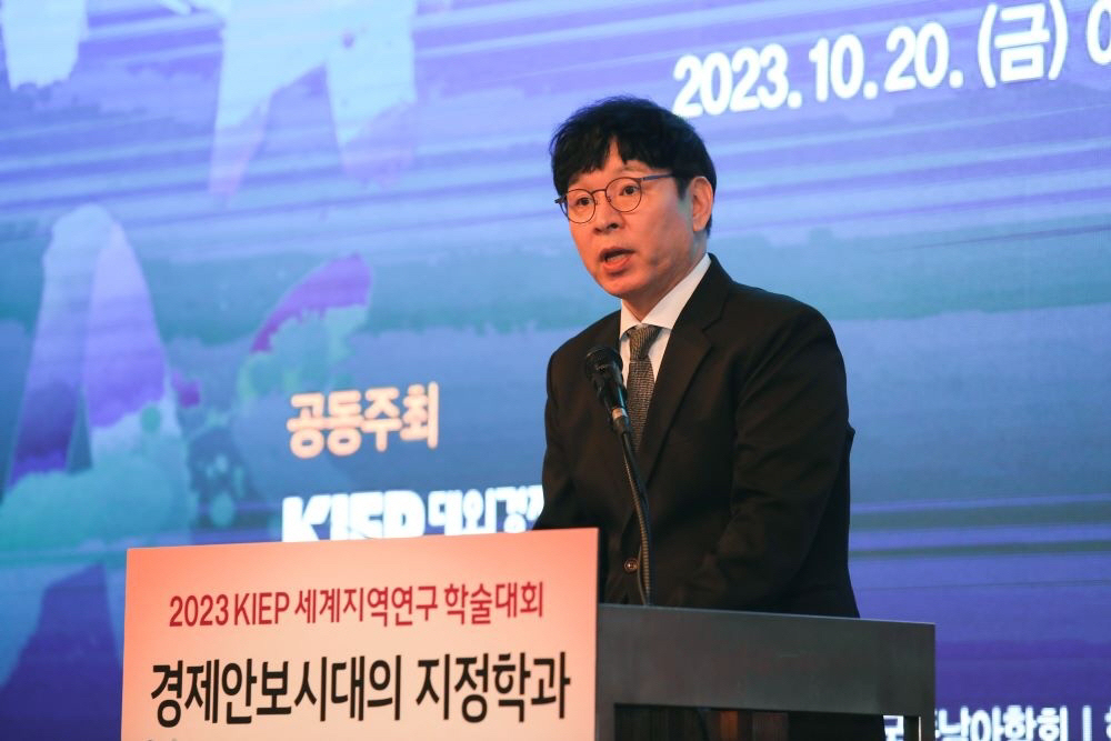 [포토] 개회사하고 있는 이시욱 KIEP 원장