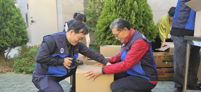 사진3. 봉사물품 포장작업 중 장정일대외협력처장(좌)