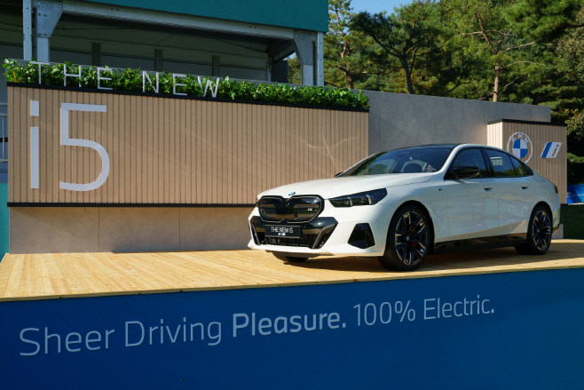 사진2-18번홀에 전시된 BMW i5