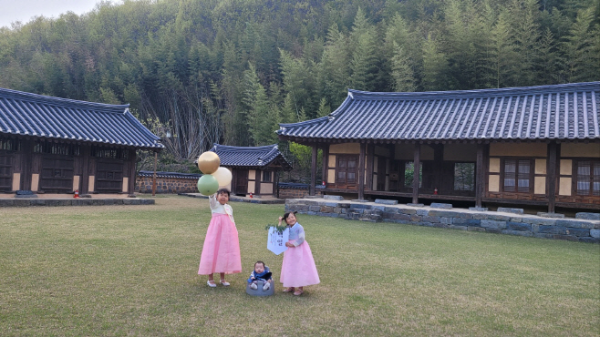 또복이 100일을 맞아 누나들과 함께 기념사진)