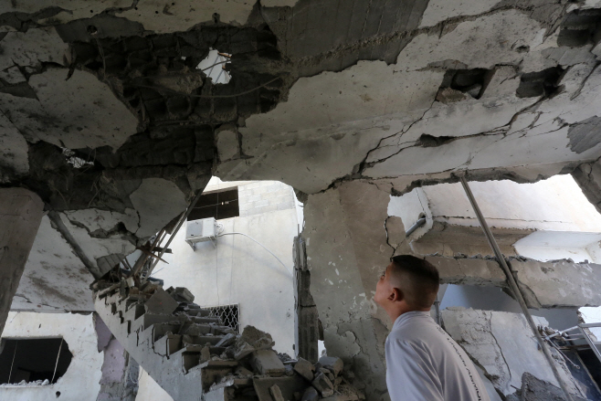 공습에 파괴된 건물 살펴보는 요르단강 서안 주민