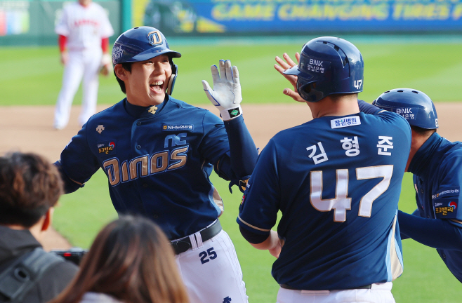 환호하는 김성욱<YONHAP NO-2755>