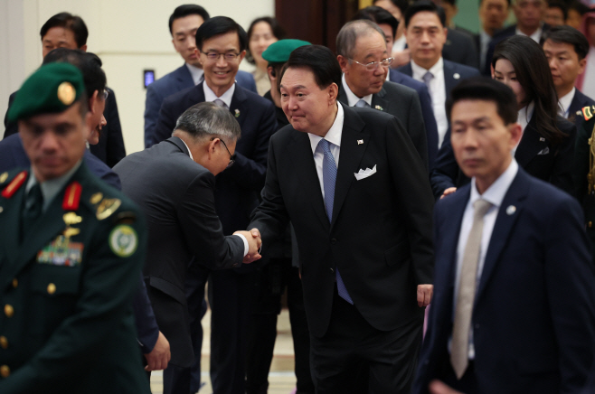 동행 경제인 만찬 입장하는 윤석열 대통령